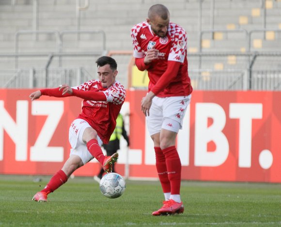 Paul Nebel (l.) zeigte sich gewohnt engagiert und traf vom Elfmeterpunkt zum 1:2-Anschlusstreffer, verschuldete aber auch den ersten Torerfolg des FC-Astoria. 