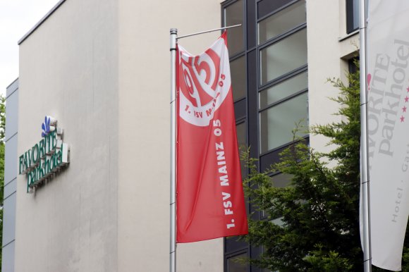 Die gehisste Fahne vor dem Eingang kündet von der engen Verbindung zwischen dem Favorite-Parkhotel und dem FSV Mainz 05, der am Mittwoch dort seine Trainingslager-Quarantäne beginnt.