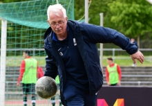 Frag doch mal den Klaus: Wie sie sich den Weg zum Klassenverbleib am besten freikegeln, können die Schott-Spieler auch von Teammanager Bauer erfahren.