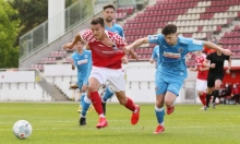 Romario Roesch hat im Aalener Strafraum Michael Sanger den Ball abgenommen und wird gleich das 1:1 erzielen. Später bereitete Roesch den zweiten Treffer der Mainzer U23 vor.