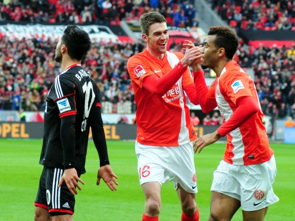 Innenverteidiger Stefan Bell (M.) war der Vorlagengeber zu Maxim Choupo-Motings letztlich siegbringenden Treffer in Leverkusen.