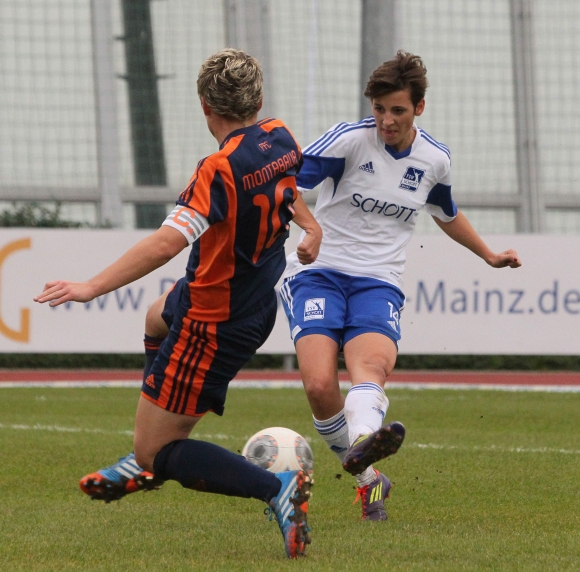 36 Punkte aus zwölf Spielen haben Annika Leber (r.) und die Schott-Fußballerinnen bislang eingefahren. Am Samstag soll der nächste Schritt Richtung Zweite Liga erfolgen.