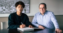 Unterschrieben einen Vertrag bis 2024: Kaito Mizuta (l.) und NLZ-Chef Volker Kersting.
