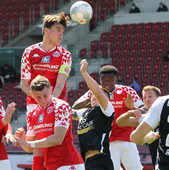 Erstmals nach fünf Wochen durfte Kapitän Jonas Fedl in der U23 wieder über 90 Minuten ran. Er per Kopfball, sowie Lucas Hermes (unten) per Strafstoß verzeichneten die besten Mainzer Chancen in Pirmasens.