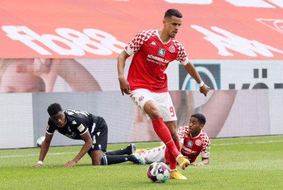 Im April begegneten Anderson Lucoqui (l.) und Leandro Barreiro als Gegenspieler auf Augenhöhe. Demnächst stehen sie beide als 05er auf de Platz.