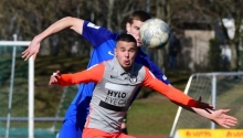 Hat sich mit der Position als Innenverteidiger arrangiert: Dominik Ahlbach (hinten).)