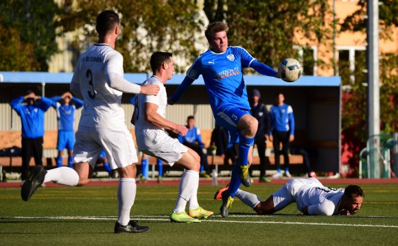 Einer der Getreuen: Aaron Brendle (blaues Trikot) wird auch in der nächsten Saison bei Fortuna Mombach die Abwehrarbeit erledigen.