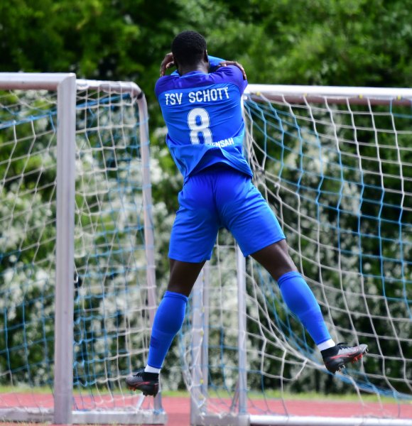 Raphael Assibey-Mensah wird am Samstag sein letztes Heimspiel für den TSV Schott bestreiten, der Karlsbader Straße nach der Saison den Rücken kehren und (vermutlich) den Sprung in die Dritte Liga machen.