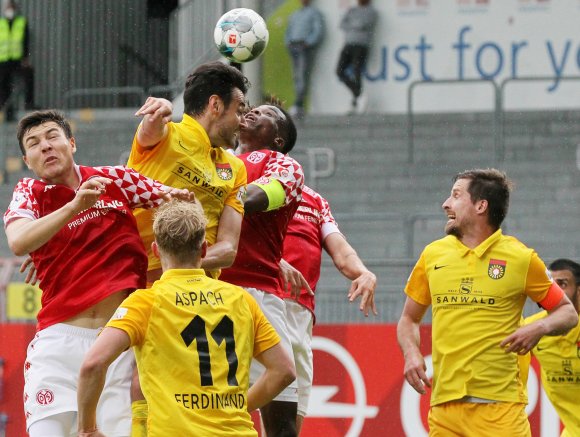 Der Luftkampf mit Nils Gans und Michael Akoto (rote Trikots v. l., gegen Julian Leist) zeigt, dass der Einsatz gegen die SGG Großaspach stimmte.