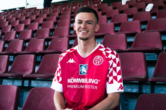 Der 21-jährige Dominik Wanner ist der zweite Spieler aus dem 05-Nachwuchs, der nach einem Ausflug zu anderen Vereinen über die U23 des Vereins zu seinen Wurzeln zurückkehrt.