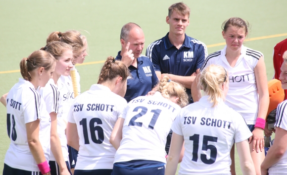 Es geht wieder los: Nach eher kurzer Sommerpause, in der die Nachwuchsspielerinnen zudem in der A-Jugendrunde aktiv waren, kann Martin Knußmann-Siemon wieder zu Mannschaftsbesprechungen zusammenrufen. Der Auftakt bei Vizemeister TG Frankenthal ist gleich ein guter Test für die Rolle, die die Mannschaft in der höheren Liga spielen kann. 