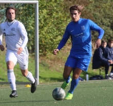 Nick Zimmermann (r.) tritt demnächst für die TuS Marienborn gegen den Ball.