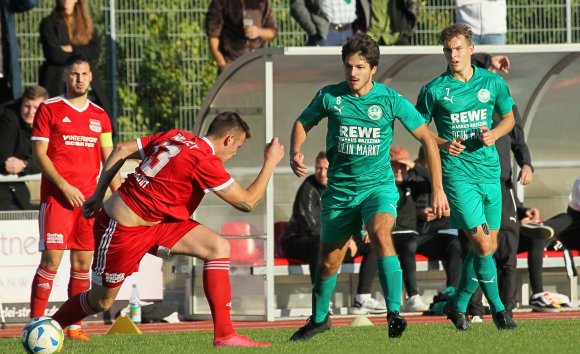 Niederlagen wie das 3:6 gegen RWO Alzey zeigten der SpVgg Ingelheim (v.r. Patrick Jardella, Julius Kies) vorige Saison ihre Grenzen auf. Dennoch geht der Trainer die neue Runde mit dem Ziel an, in die Verbandsliga aufzusteigen.