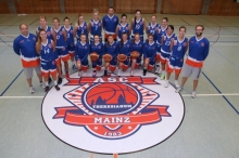 Aufstellung der Mainzer Zweitliga-Frauen 2014/15 am neuen Mittelkreis im Theresianum (stehend v.l.): Teammanager Stephan Spielmann, Maike Datz, Gabriela Jandová, Karolina Jandová, Christiane Fischer, Alina Dötsch, Lilian Koch, Headcoach Alexander Schoch, Janina Aue, Katharina Feil, Maria Neufurth, Lauren Mortier, Renata Petricevic, Amina Pinjic, Assistenztrainer Lars Wessel; (kniend v.l.): die Nachwuchsspielerinnen Lena Kipper, Madita Oehl, Mattea Lorei, Jana Streyczek, Franziska Neufurth, Laura Kleinert.