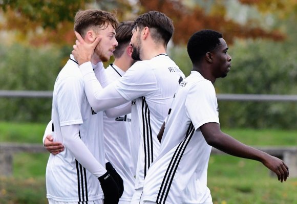 Zehnmal immerhin durften die Fontanen in den sieben Partien der abgebrochenen Runde, wie hier nach dem 1:1-Ausgleich durch Patrick Hochhaus (l.), gegen Fortuna Mombach einen Treffer bejubeln.