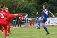 Auf die Verletztenliste musste Frauen-Regionalligist TSV Schott nun auch Mittelfeldspielerin Sarah Schmitt (r.) setzen, bei der ein Verdacht auf Kreuzbandriss besteht.