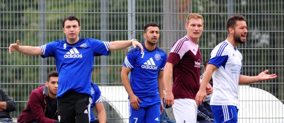 Trainer Özdem Güclü (l.) konnte es kaum fassen: Fünfmal landeten die Schüsse des SKC Barbaros vorige Woche am Aluminium.