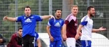 Trainer Özdem Güclü (l.) konnte es kaum fassen: Fünfmal landeten die Schüsse des SKC Barbaros vorige Woche am Aluminium.