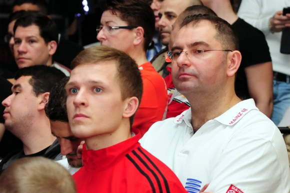 Freut sich nicht über den Umzug nach Laubenheim, will aber auch nicht jammern: Tolga Sancaktaroglu (r.), Vorsitzender des ASV Mainz 88.