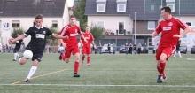 In der ersten Halbzeit war der VfB Bodenheim (l. Dominik Göbig) oft einen Tick schneller und entsprechend oft vor dem Tor der SVW Mainz (v.l. Edin Beslic, Matthias Wincek und Christoph Kleber). 