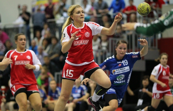 Aus dem Rückraum muss mehr Druck auf die gegnerische Abwehr über dynamischere Anläufe kommen, als sie Christine Maric (M.) und Jana Heßler (l.) im Spiel gegen H2Ku Herrenberg entwickelten.