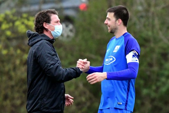 Beim TSV Schott absolvierte Dennis Probst (hier mit Kapitän Jonas Raltschitsch) in der Rückrunde der vorigen Saison eine erste Hospitanz. Jetzt ist er Kotrainer des SV Gonsenheim.