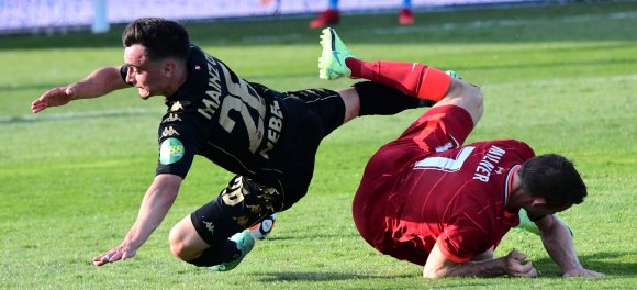 Auch Paul Nebel (l., gegen LFC-Kapitän James Milner) zeigte auf dem Feld keinerlei Respekt.