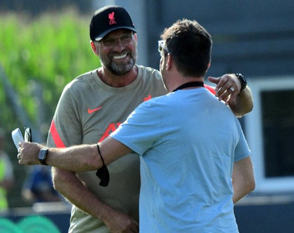 Hatten sich zwar unlängst erst vier Wochen lang auf Mallorca gesehen, lagen sich aber schon wieder in den Armen: Jürgen Klopp und Christian Heidel.