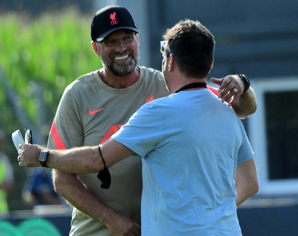 Hatten sich zwar unlängst erst vier Wochen lang auf Mallorca gesehen, lagen sich aber schon wieder in den Armen: Jürgen Klopp und Christian Heidel.