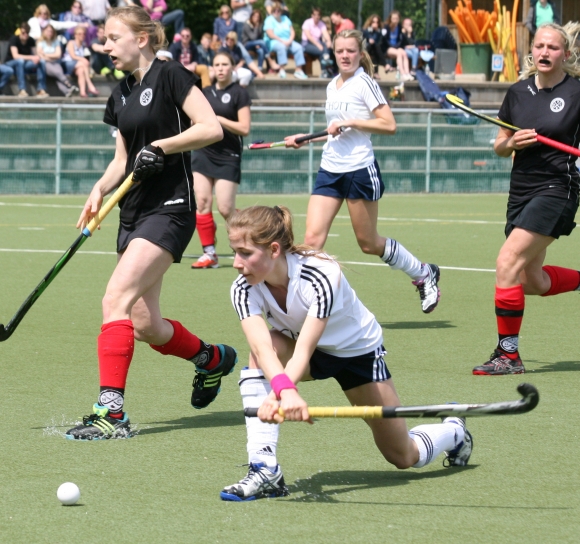 Die doppelt gute Clara Beck: Die Schott-Mittelfeldspielerin setzte sich zwei Mal im Frankenthaler Schusskreis durch und sicherte dem TSV so das 2:2 in der Pfalz. 