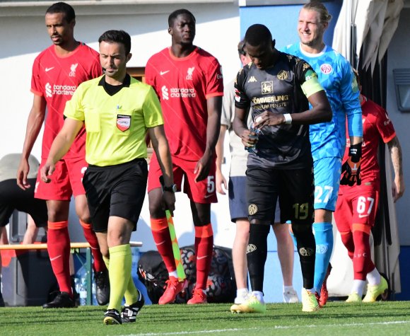 Im Test gegen den FC Liverpool führte Moussa Niakhaté die 05er als Kapitän aufs Feld.