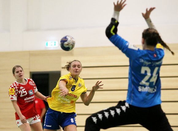 Linda Bach (Mitte) gegen Jill Reuter (l.) und Alicia Simonelli: Das Mainzer Derby war wenigstens ein Highlight in der kurzen vorigen Drittligasaison.