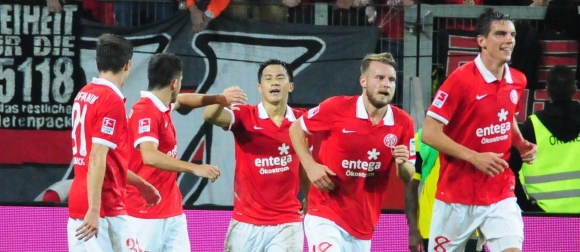 Der erste Streich: Jairo (2.v.l.) hatte vorbereitet, Shinji Okazaki (M.) abgeschlossen.