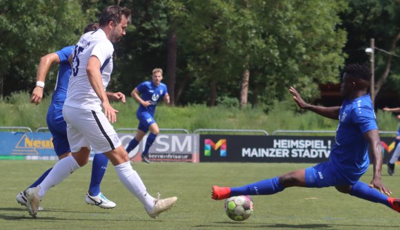 Erst am Freitag wurde er der Mannschaft vorgestellt, im Test gegen den VfB Marburg absolvierte Christian Telch (l.) dann gleich einen 90-Minuten-Einsatz in seinem neuen Team.