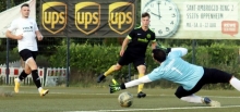 Die Wende im Pokalspiel der Bezirksligisten: Yannick Fatho vollendet einen schnellen Vorstoß über die linke Seite zum 2:2 für den FSV Oppenheim. Marvin Kaulfuß (l.) kommt zu spät, TSV-Keeper Ruben Ragg ist geschlagen.