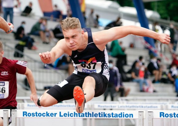 Cedric Mühlmann lief überraschend mit neuer Bestzeit ins Finale über 110 Meter Hürrden.