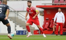 Noch hat Trainer Bartosch Gaul (r.) die Kapitänsfrage für die nächste Saison nicht entschieden. Neuzugang Behadil Sabani trug die Binde gegen den Bonner SC in der ersten Halbzeit, danach übernahm Romario Roesch.