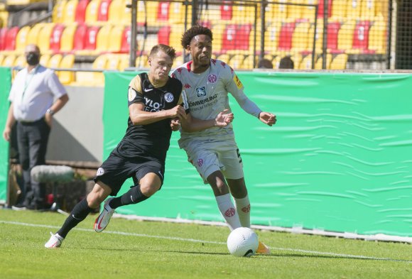 Jean-Paul Boëtius (r.) war einer der Mainzer, die über die volle Spielzeit auf dem Platz standen und im Elfmeterschießen trafen.