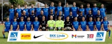 Hinten von links: Saher Bhatti, Sebastian Schmitt, Leon Kern, Nicklas Schlosser, Christian Hahn, Gianni Auletta, Dominik Ahlbach, Manuel Schneider, Jonas Raltschitsch, Lars Hermann, Etienne Portmann, Konstantin Fring, Marco Senftleben, Giorgio del Vecchio. Mitte von links: Carina Eichberger  (Physiotherapeutin), Klaus Bauer (Teammanager), Sascha Meeth (Cheftrainer), Volker Hahn (Betreuer), Nenad Simic (Kotrainer), Bernd Bangel (Kotrainer), Jörg Wahlen (Kotrainer), Alexander Merz (Torwarttrainer), Jürgen Griesinger (Physiotherapeut), Dieter Senftleben (Betreuer). Vorne von links: Birkan Celik, Elias Huber, Martin Dahlem, Nils Lihsek, Kennet Hanner Lopez, Bennet Schröder, Felix Pohlenz, Tim Hansen, Jonas Weyand, Silas Schwarz, Tim Müller, Paul Sapper, Sho Sannomiya, Jost Mairose. Es fehlen: Janek Ripplinger, Hüseyin Bakirsu, Eric Strubel (Torwarttrainer), Radoslav Radev, Mario Koch (beide Athletiktrainer).