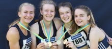 Strahlten mit ihren Medaillen um die Wette: Die Sprintstaffelsiegerinnen (v.l.) Emma Kaul, Meret Joeris, Lilith Härle und Celina Henrich.