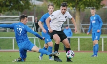 Jonas Haas (M.) bringt im Saulheimer Angriff viel Tempo mit.