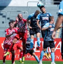 Giuliano Modica versucht seine Kopfballstärke einzusetzen.