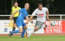 Der Bretzenheimer Innenverteidiger Justin Padberg (l,) hält hier Felix Frantzmann vom Tor weg. Beim 0:1 war er weniger souverän, sondern traf in den eigenen Kasten...