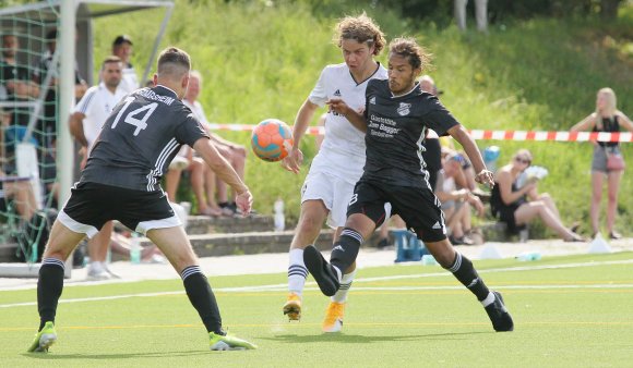 Donat Bodog (Mitte) versucht sich gegen die Gimbsheimer Louis Müller und Pascal Renner zu behaupten.