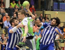 Moritz Müller (Mitte) begibt sich entschlossen gegen Philipp Becker und Manuel Blezinger ins Getümmel. Dass die Bodenheimer Rückraumspieler immer wieder den Abschlus sucten brachte den Raum für die zahlreichen Kreisanspiele, die die Sportfreunde nicht zu verhindern wussten.