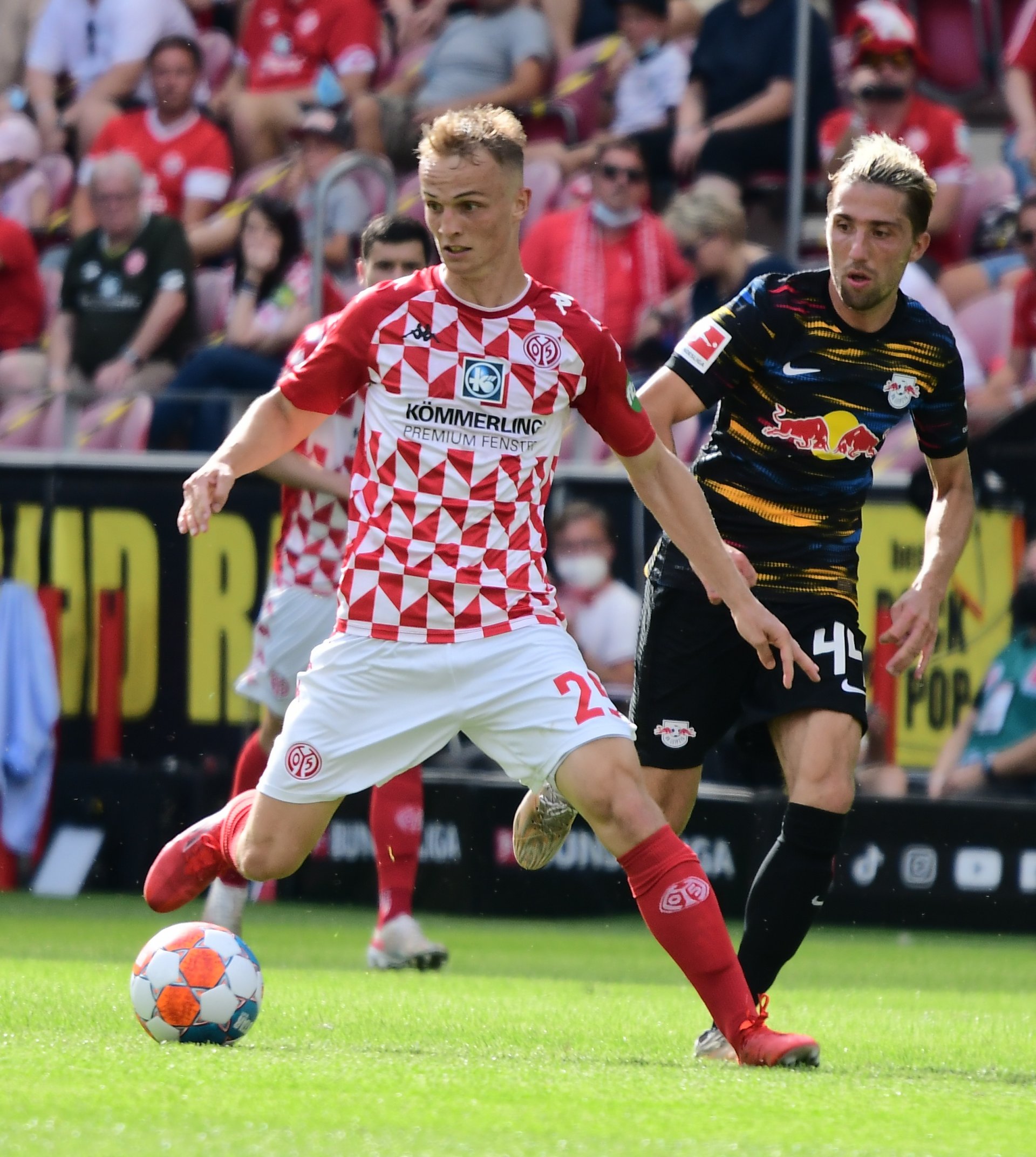 Nicht minder galt dies für den zweitjüngsten Akteur auf dem Platz, Niklas Tauer (l., gegen Kevin Kampl), der im defensiven Mittelfeld eine sensationelle Partie abriss...