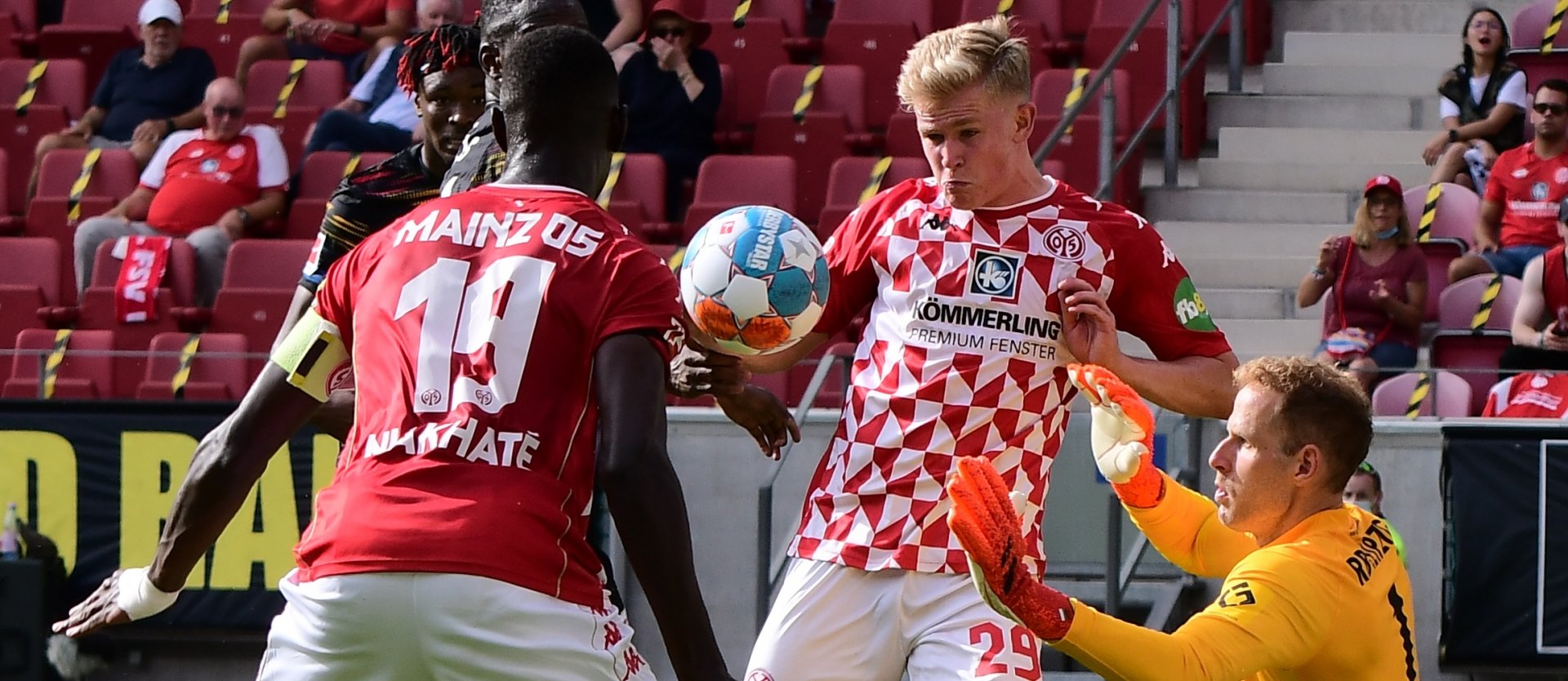 ...und hatte Pech, dass in dieser Szene in der Schlussphase RB-Torwart Peter Gulacsi noch die Hände an den Ball bekam.