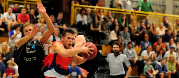 Felix Dietrich (M.) trug mit seinen Aktionen wesentlich dazu bei, das Publikum im Theresianum zu elektrisieren - auch wenn es am ersten Spieltag noch nicht zu einem Sieg reichte.