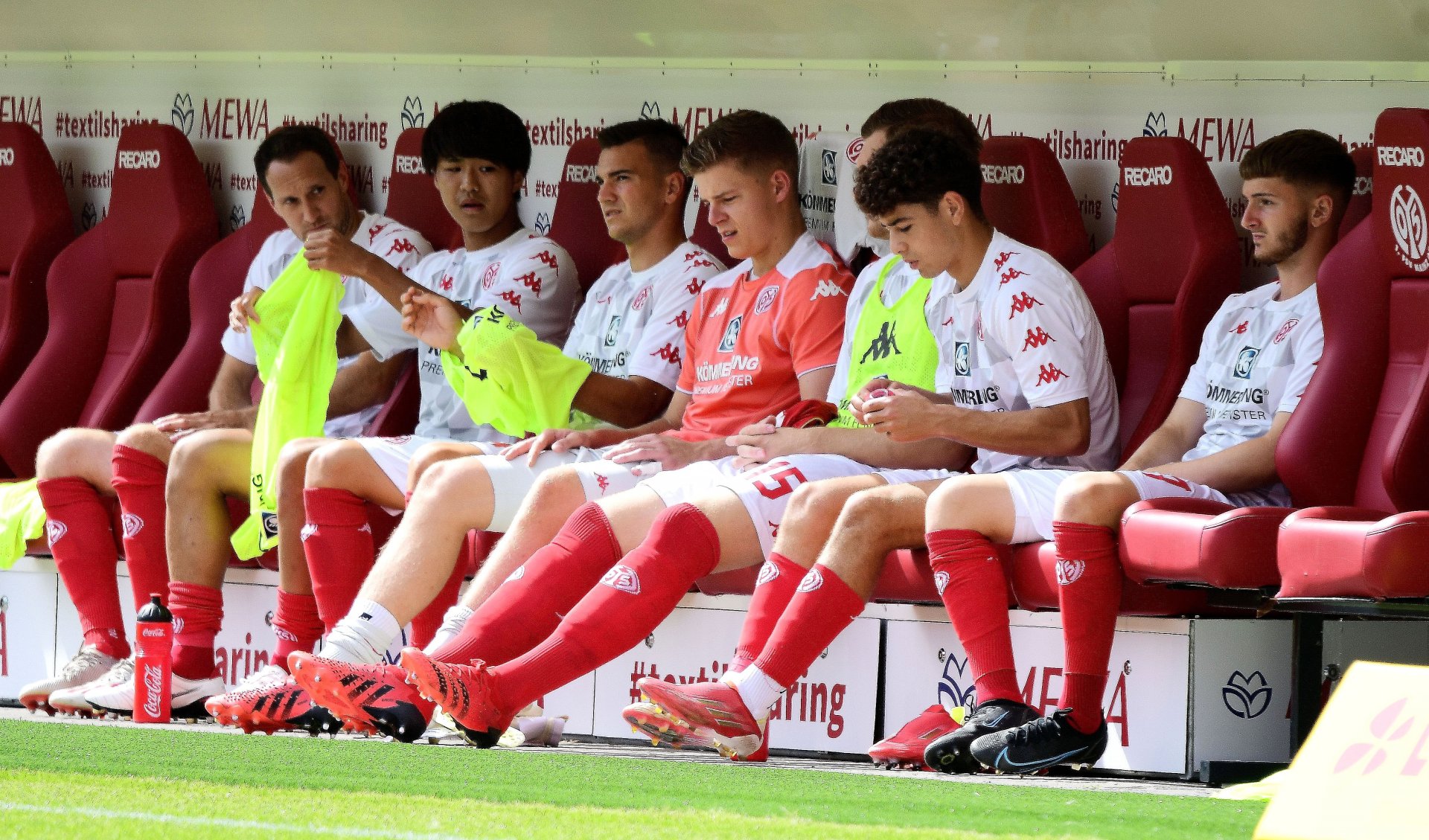 Auch wenn Stephan Fürstner (l.) den Alterschnitt anhebt: Die 05er boten am Sonntag die wohl jüngste Ersatzbank in der Geschichte der Fußball-Bundesliga auf.