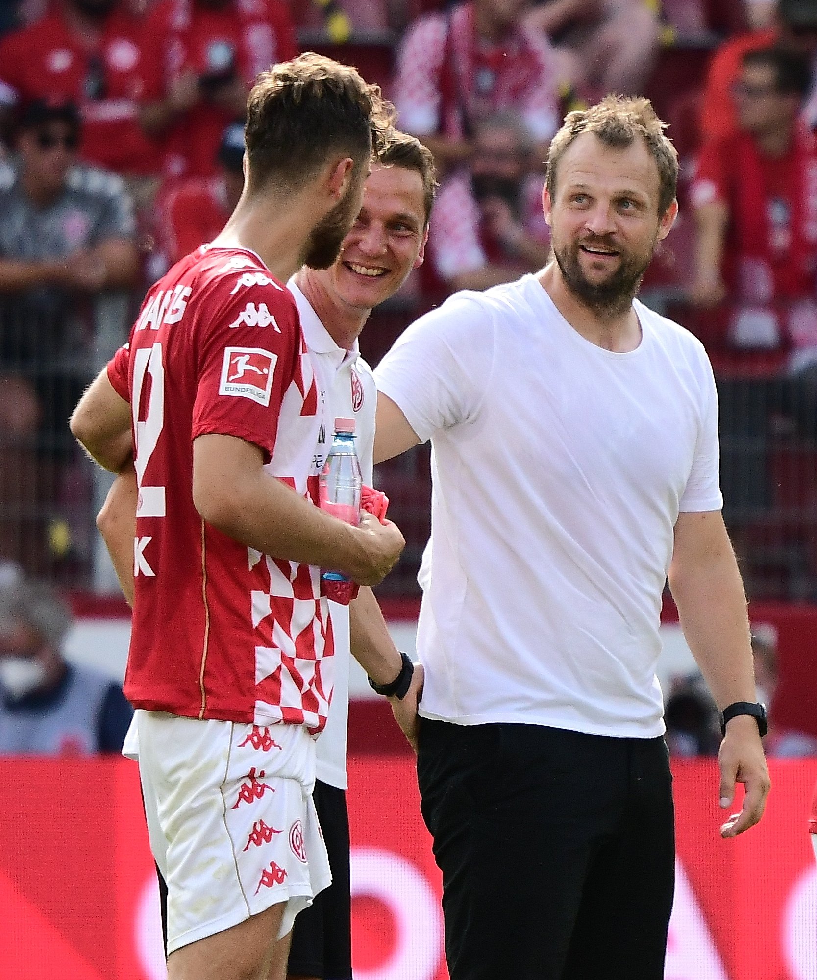 Weil Bo Svenssons Kotrainer sich in Quarantäne befinden, gab Niko Bungert (M.) ein Comeback auf der Bank.